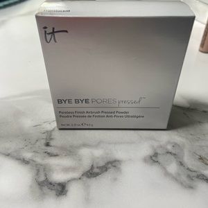 It cosmetics translucent pressed powder